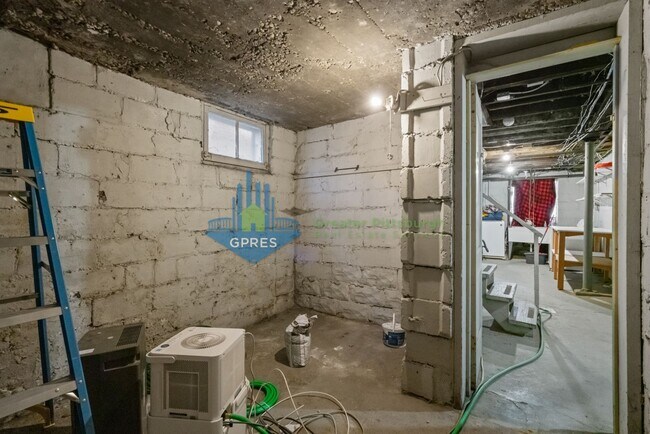 Building Photo - Spacious 3-Bedroom Home w/ Parking & Central A/C – Squirrel Hill