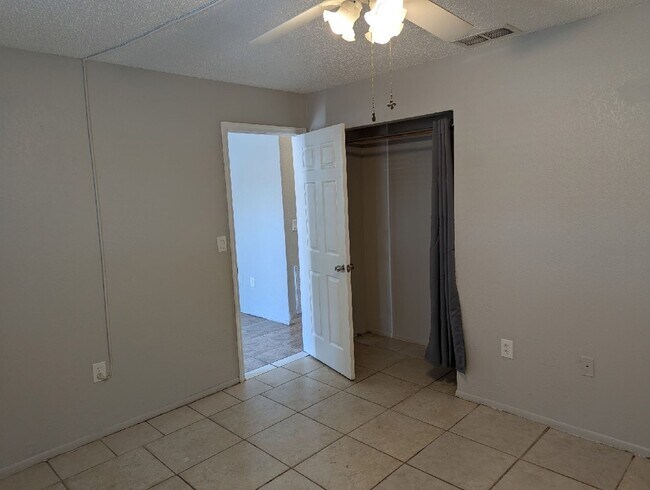 Building Photo - Lovely 3 bed 2 bath duplex