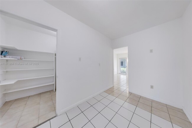 Building Photo - 6930 Rue Versailles Dr
