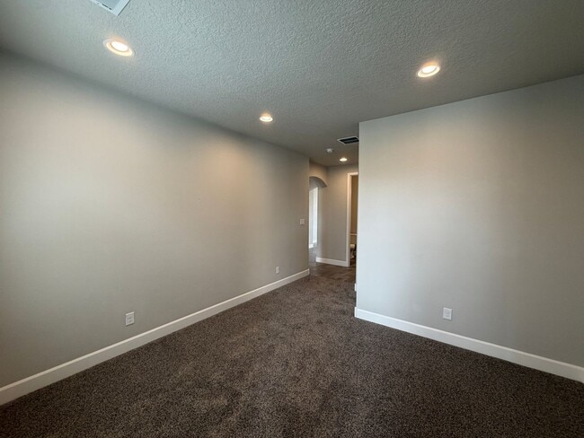 Building Photo - Luxury Single Story 3 Bedroom Plus Office / Sitting Room Recent Construction Available in Exclusi...