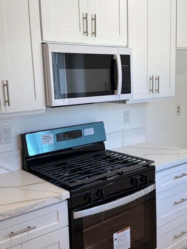 Interior Photo - 501 Hyde Park Pl