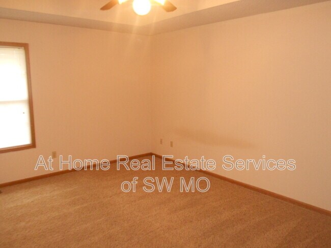 Building Photo - 807 Foxx Dr