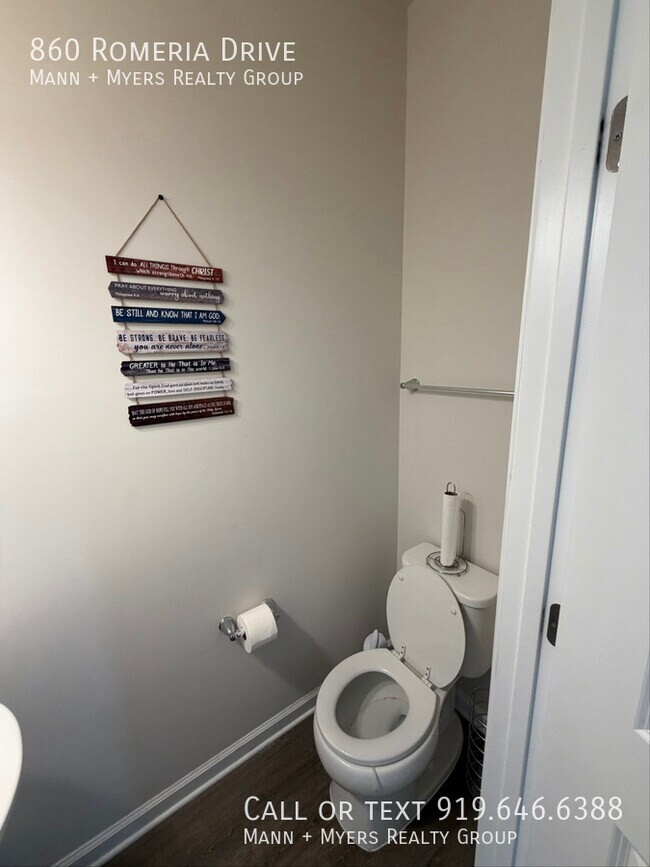 Building Photo - 860 Romeria Dr