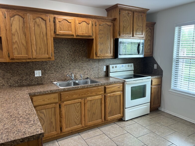 Kitchen area - 1523 Oasis Ave