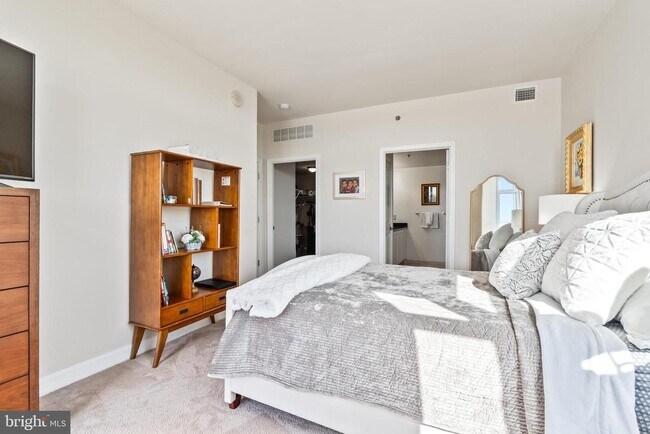 Building Photo - 5750 Bou Ave