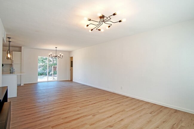 Building Photo - UPTOWN UPDATED 3/BD 2/BA 1/CG