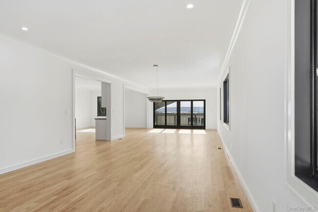 Building Photo - 31 Gedney Way