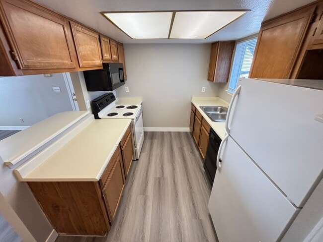 Building Photo - Charming 2Bed/1Bath 2nd Floor Condo located in Duck Creek Village