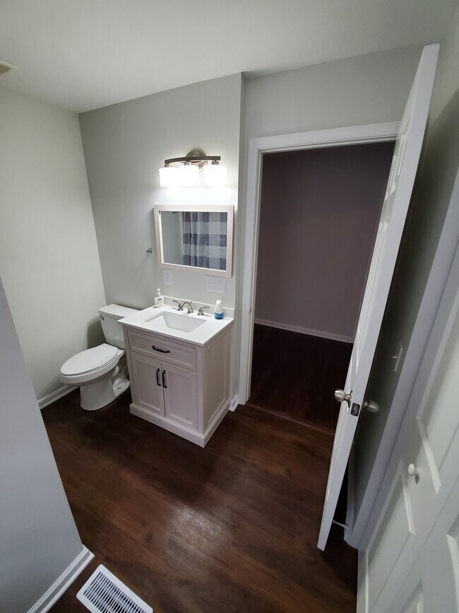 Building Photo - 525 Lilly Ave