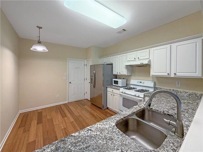 Building Photo - 2380 Fairlie Dr