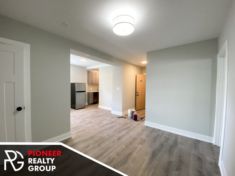 Building Photo - 503 W Belmont Ave