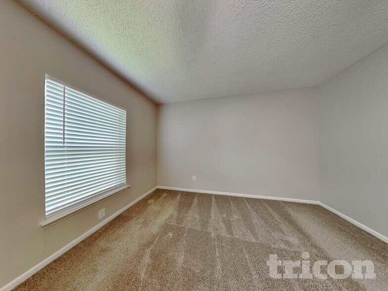 Building Photo - 2610 Townhall Ln