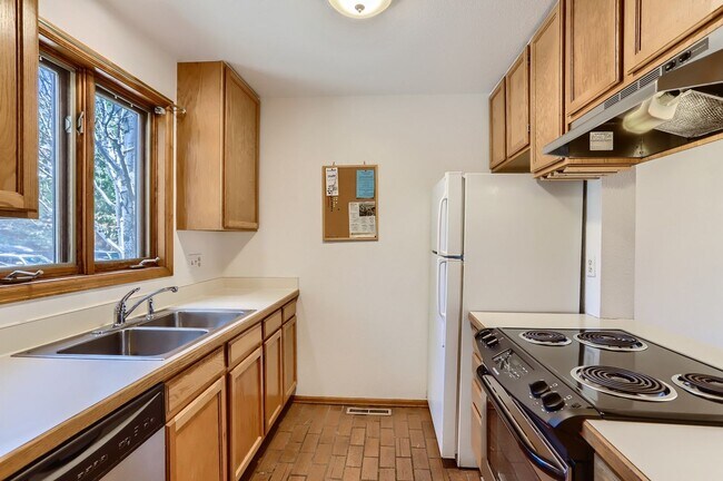 Building Photo - End Unit Townhome with 2 Beds, an Office and Southern Exposure