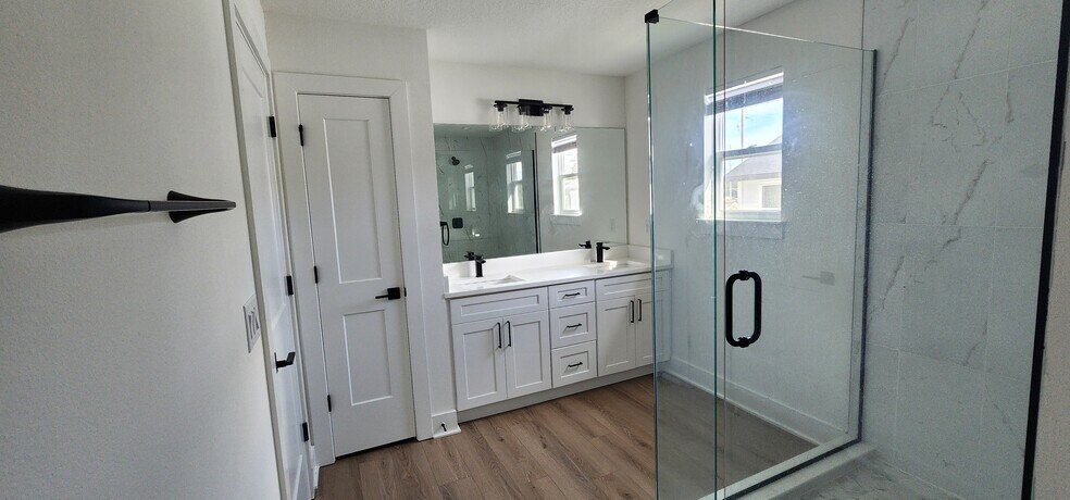 Primary Suite Bathroom - 2027 Peel Ave