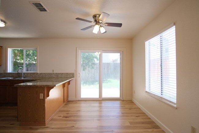 Building Photo - 3 Bedroom 3 bath home in Modesto