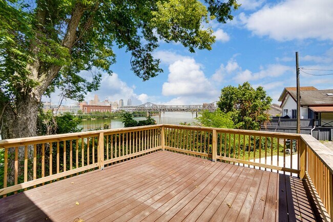 Building Photo - 2 Bedroom, 1 Bath With Amazing Views!