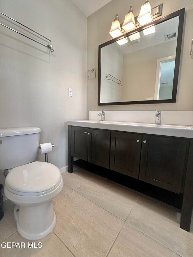 Building Photo - 4016 Camelot Heights Dr