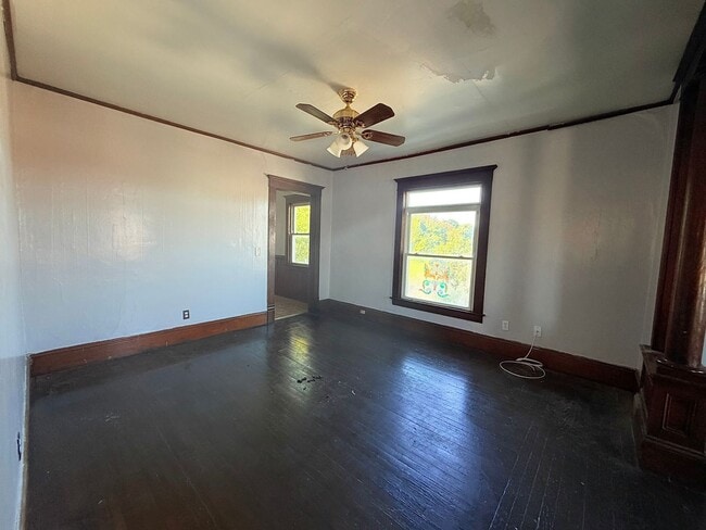 Building Photo - 1123 W Belden Ave