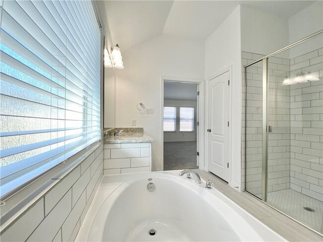 Building Photo - 716 Landing Ln