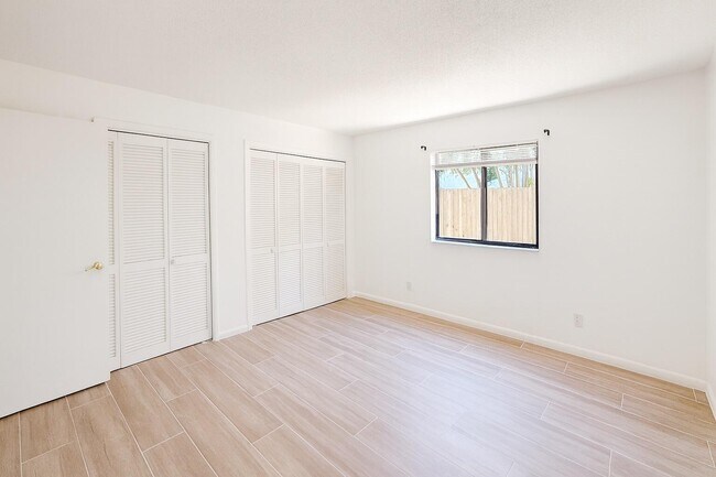 Building Photo - 125 S Palmway