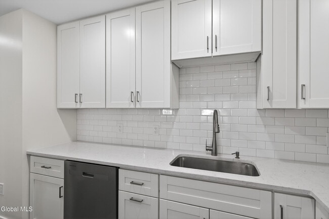 Building Photo - 6 Arrow St