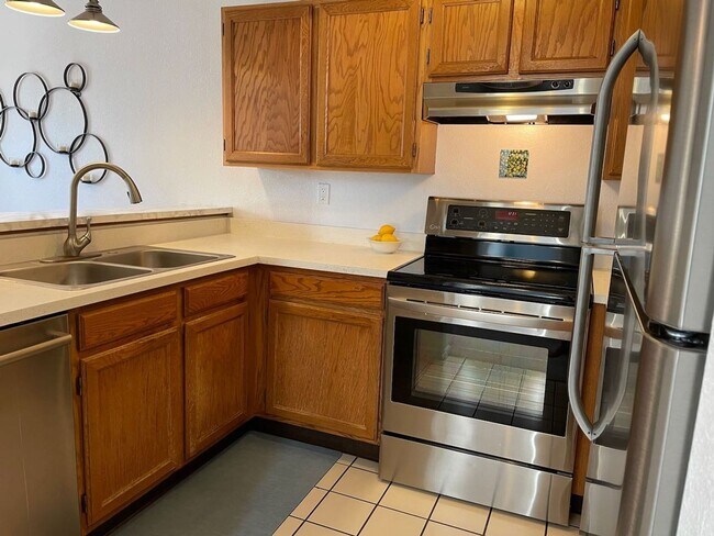 Building Photo - Charming 3b/2.5b Townhome In Louisville