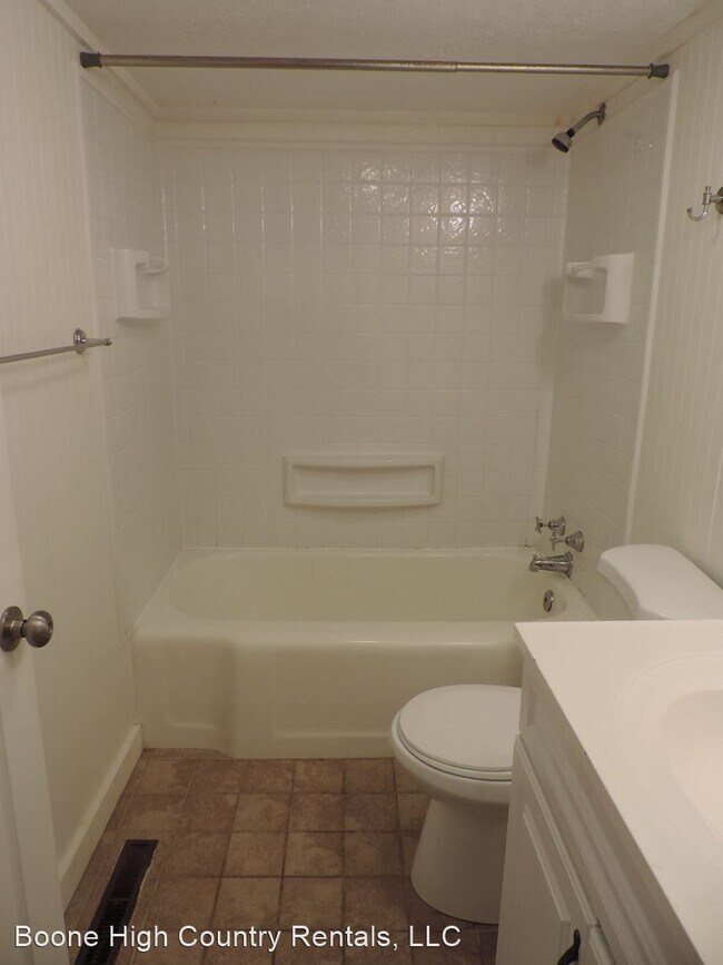 Building Photo - 3 br, 1.5 bath House - 407 Meadowview Drive