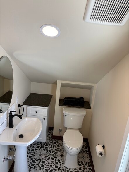 Building Photo - 1630 Round House Rd