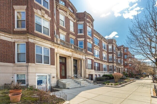 Building Photo - 1033 Beacon St