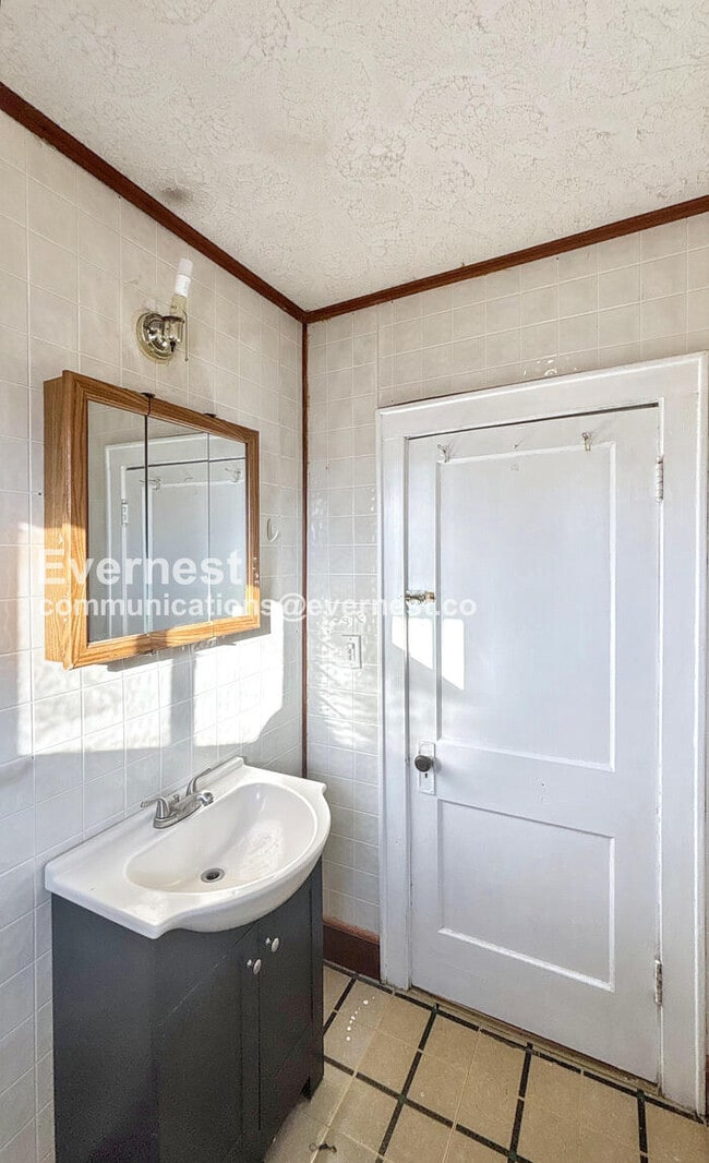 Building Photo - 3 Bed /1 Bath Townhome / Pet-Friendly / Vouchers Accepted / Available Now!