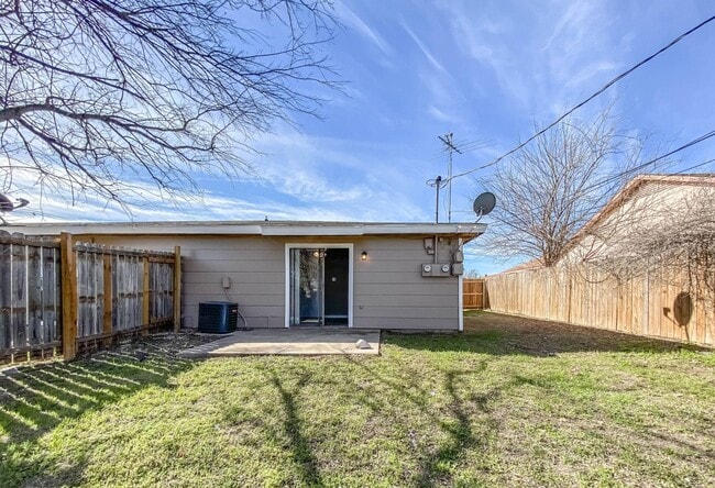 Building Photo - 2208 Shoemaker Dr