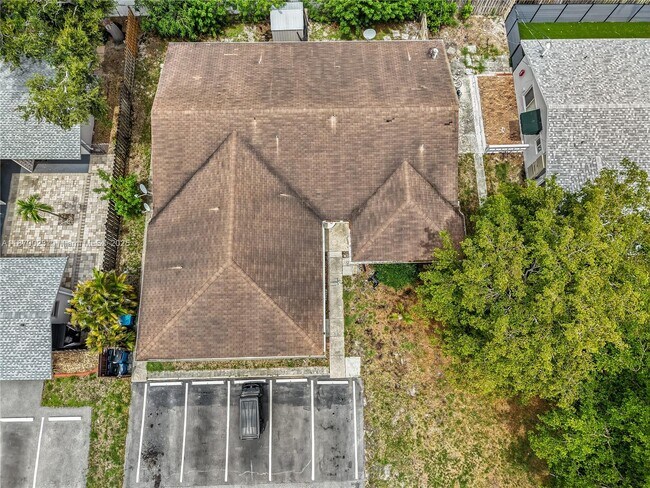 Building Photo - 1821 NE 56th St