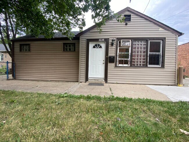 Primary Photo - 3238 N Leclaire Ave
