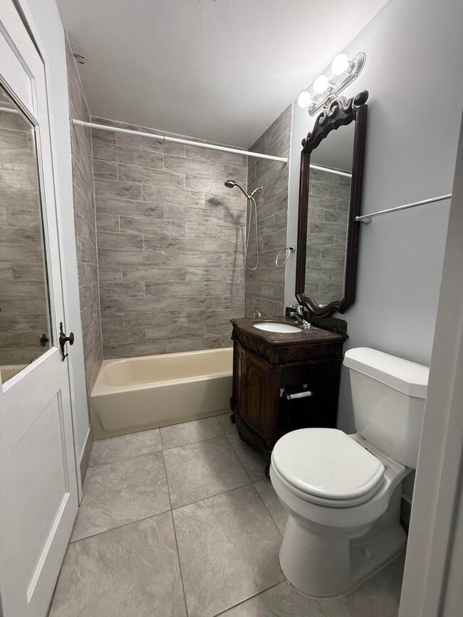 Building Photo - 714 W Lakewood Rd