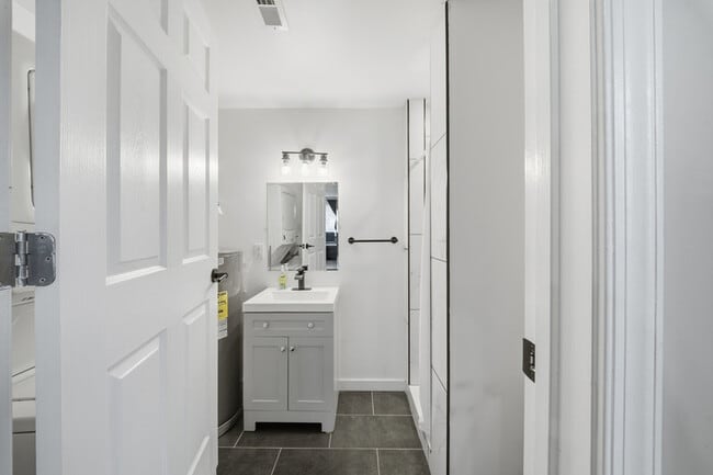 Building Photo - 913 Dandridge Dr