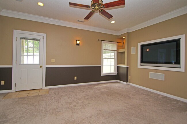 Building Photo - 155 Chelsea Cir