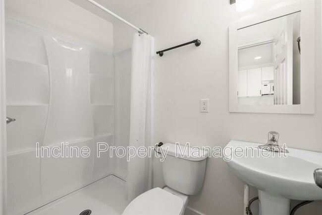 Building Photo - 706 900 E