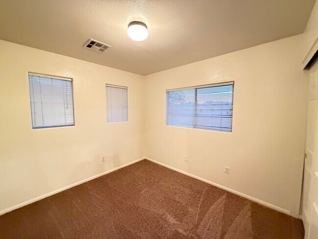 Building Photo - Carry Over Showing: This property has been shown before and will be rented to the first most qual...