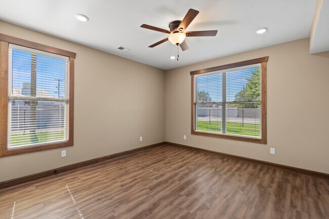 Building Photo - 204 Riverview Dr