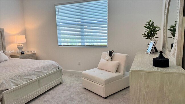 Building Photo - 401 SE Crossoak Ln