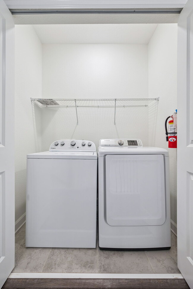 Building Photo - Spacious 3-Bedroom, 2.5 Baths Townhouse Retreat in Prime Orlando Location!