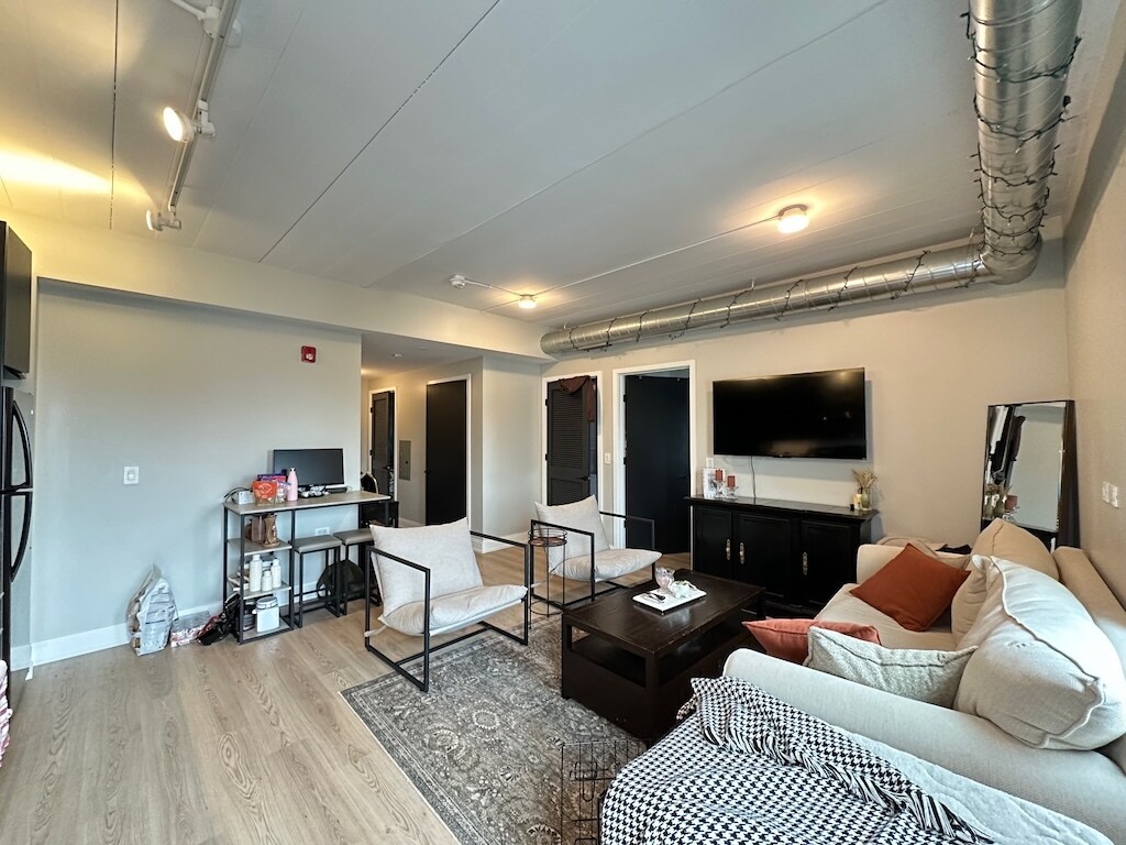 Building Photo - 941 W Belmont Ave