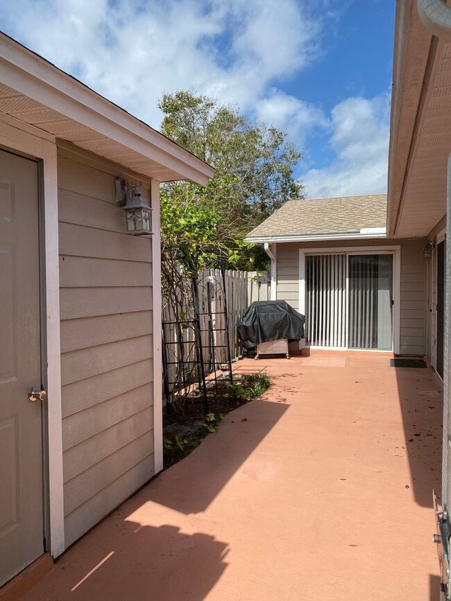 Building Photo - SPACIOUS, FIRST FLOOR CONDO WITH BIG FENCED IN PATIO IN THE LOVELY COMMUNITY OF QUAIL RIDGE!