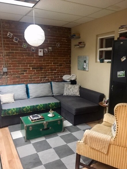 Building Photo - 1560 Detroit St