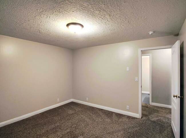 Building Photo - 5 BD 3 BA 2900 sq ft HOME IN DRAPER.