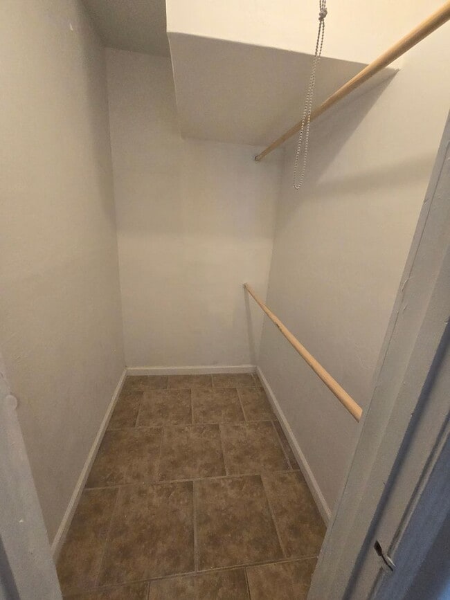 Building Photo - Spacious 3bd/1ba in a HUGE GATED Property!