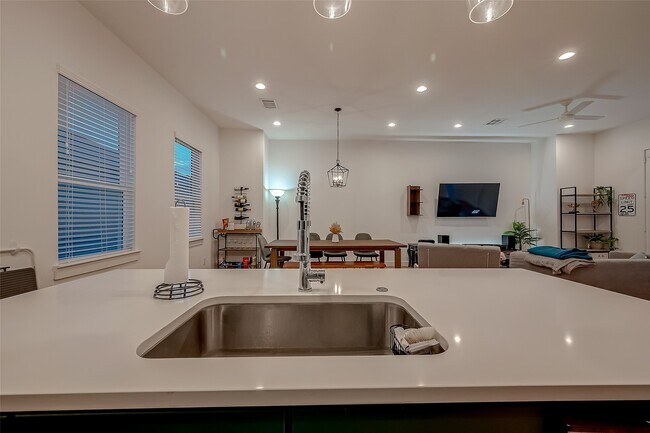 Building Photo - 8911 Knoll Villas St