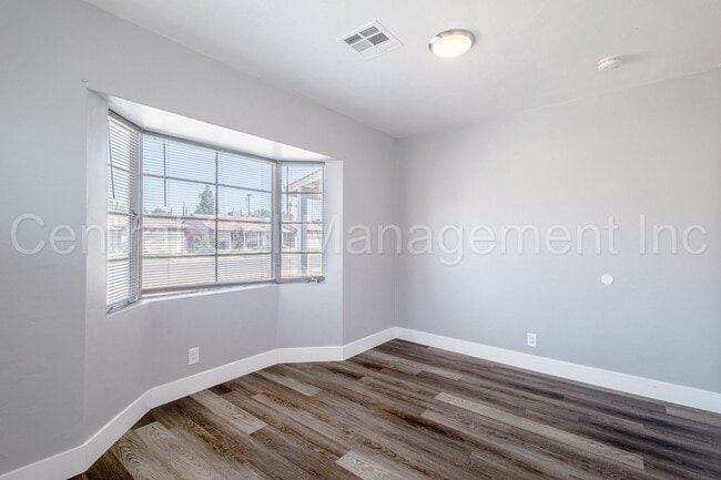 Building Photo - 3 Bedroom/1 Bath Home - $1895 Per Month! M...