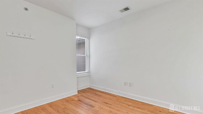 Building Photo - 112 N Broadway