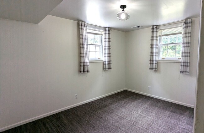 Building Photo - 936 Seminole Rd